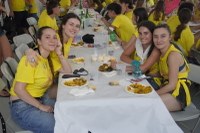 Jai giro ederrean egin dute herri bazkaria Mogel Isasin