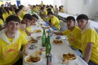 Jai giro ederrean egin dute herri bazkaria Mogel Isasin