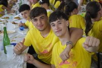 Jai giro ederrean egin dute herri bazkaria Mogel Isasin