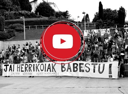 Jai herrikoien aldeko agerraldia egin zuten gazteek atzo arratsaldean