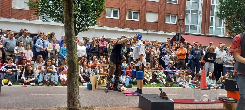 Jaietan antzerkia kalera ateratzen da