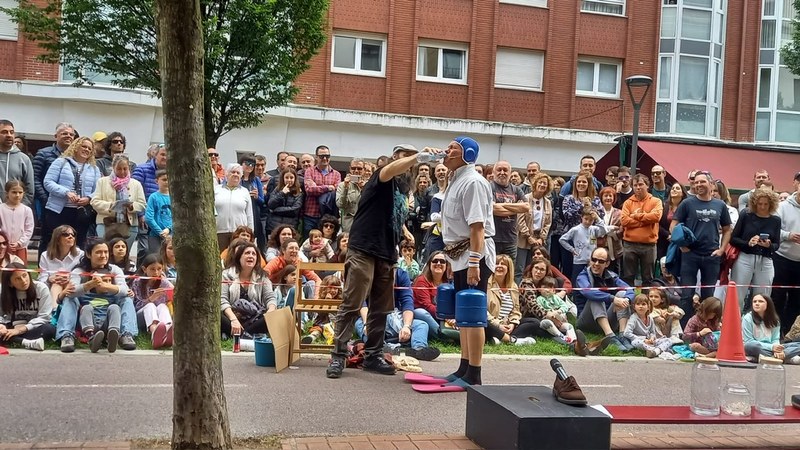 Jaietan antzerkia kalera ateratzen da