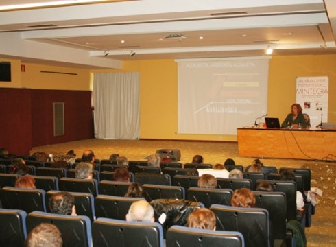 Jarraitu zuzenean Euskararen Transmisioari buruzko #mintegia