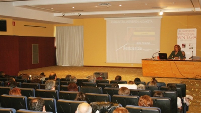 Jarraitu zuzenean Euskararen Transmisioari buruzko #mintegia