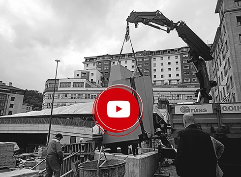 Jatorrizko kokalekura, Errebalera bueltatu da Oteizaren "Txopitea ta Pakea"