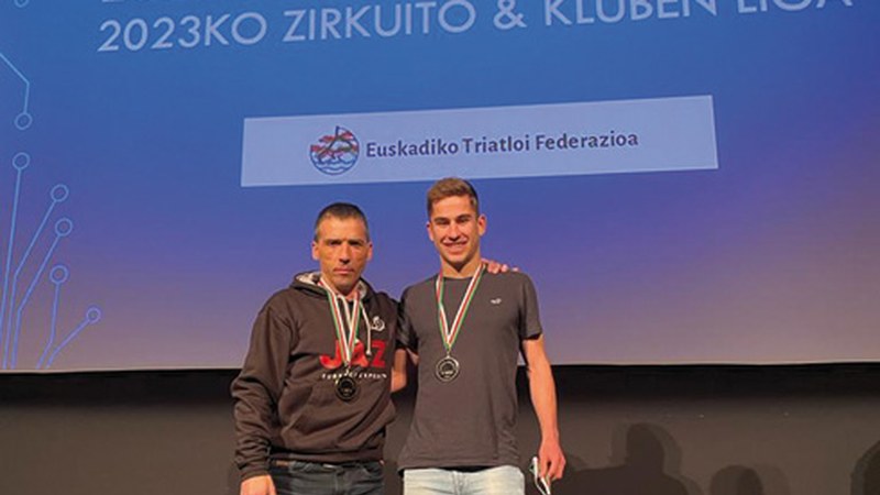 JAZ Eibar Triatloi Taldeko bi ordezkari saritu ditu Euskadiko Triatloi Federazioak