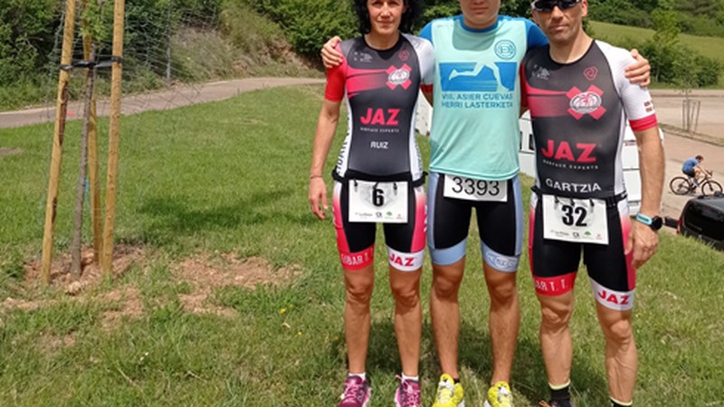 JAZ triatloi taldeak familia osoa aurkeztu zuen Errioxako El Rasilloko triatloian
