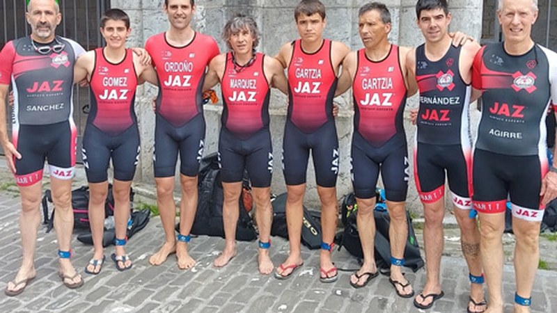 JAZ triatloi taldeko bederatzi triatloilari izan ziren Lekeition