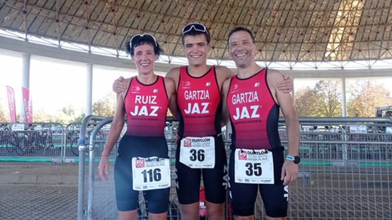 JAZ triatloi taldeko hiru ordezkariek podiumera igo zuten Gasteizeko Sprint Duatloian