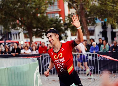 JAZ taldeko Miguel Ledesma Europako txapeldun distantzia erdiko triatloian