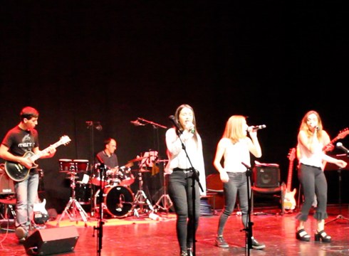 Jeisa eta The Bunkies rock taldeen kontzertuak izango dira gaur Txaltxa Zelaiko auditorioan