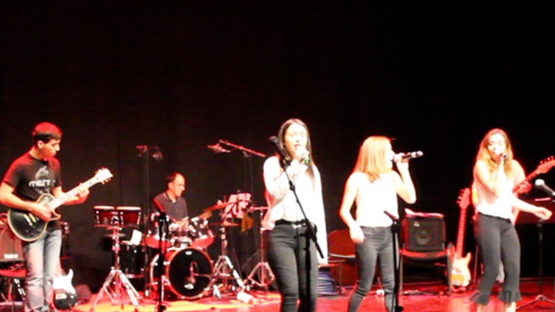 Jeisa eta The Bunkies rock taldeen kontzertuak izango dira gaur Txaltxa Zelaiko auditorioan