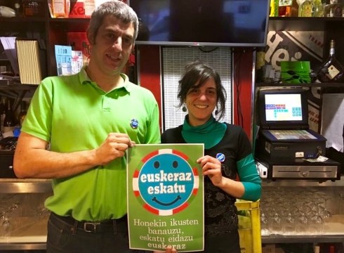 Jendea euskeraz berba egitera animatzeko txapak eta poltsak