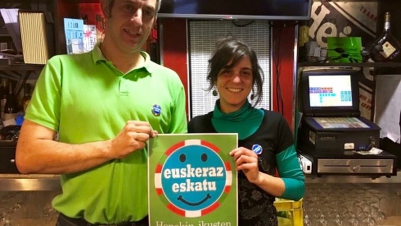 Jendea euskeraz berba egitera animatzeko txapak eta poltsak