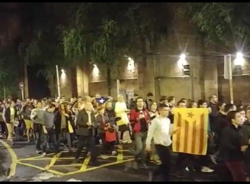 Jendetza batu da gauean Kataluniarekin elkartasuna azaltzeko kazeroladan