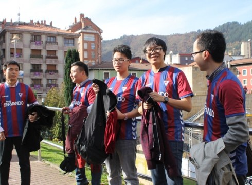 Jendetza batu zen zapatuan foballaren aitzakiarekin