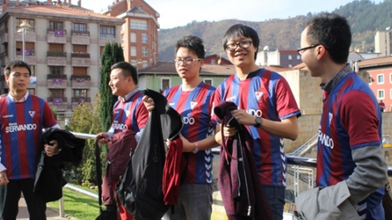 Jendetza batu zen zapatuan foballaren aitzakiarekin