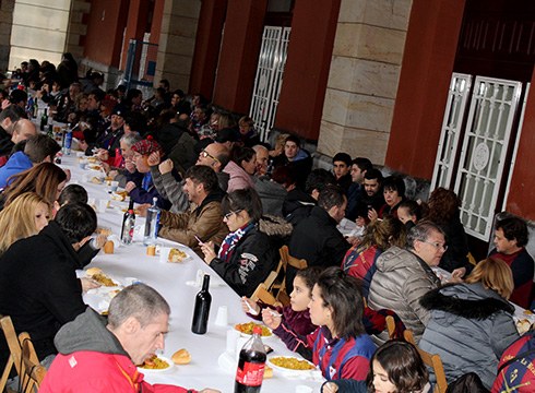 Jendetza batu zuen Aroa umearen alde zapatuan Untzagan egindako bazkariak