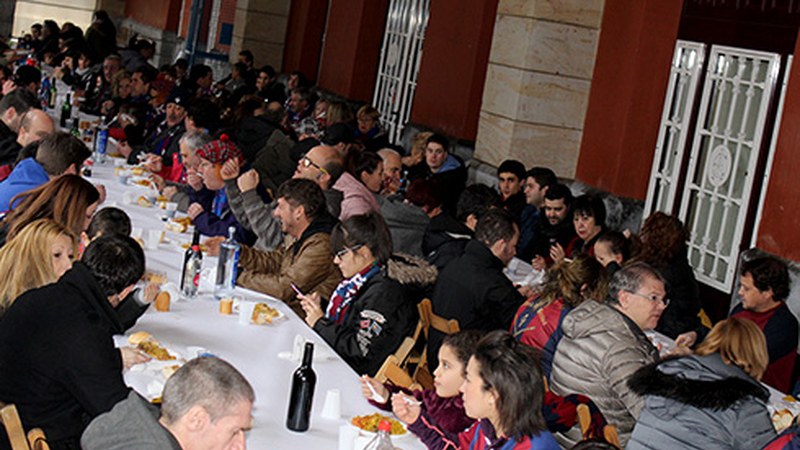 Jendetza batu zuen Aroa umearen alde zapatuan Untzagan egindako bazkariak