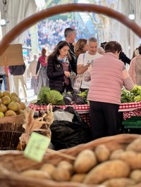 Jendetza ibili da aurtengo San Andres Azokan