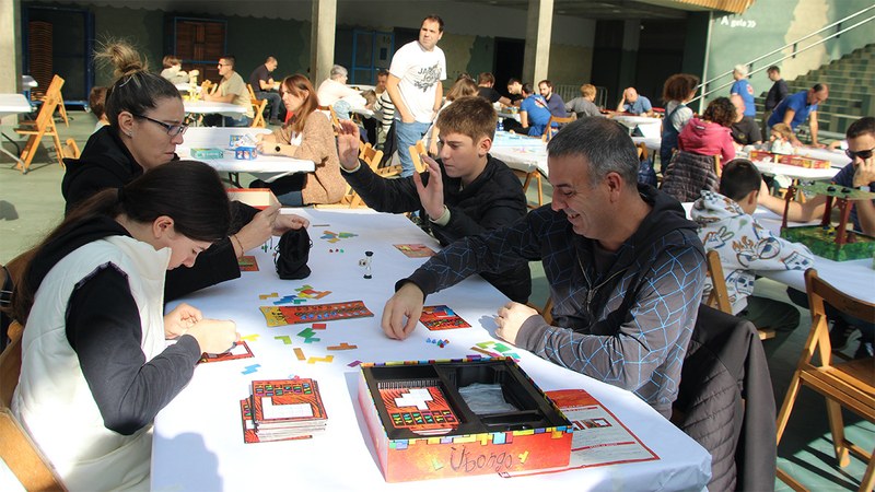 Jendetza ibili zen zapatuan Errebalen, “Ulisesen Jokoak” jardunaldiek erakarrita