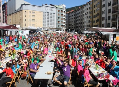 Jendez gainezka egon zen txosnagunea San Juan bezperan