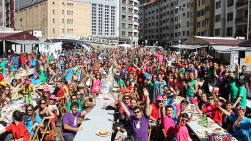 Jendez gainezka egon zen txosnagunea San Juan bezperan