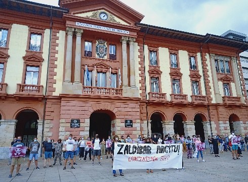 Joaquin Beltran aurkitzeko eta gertatutakoa argitzeko eskatu zuten atzo herritarrek