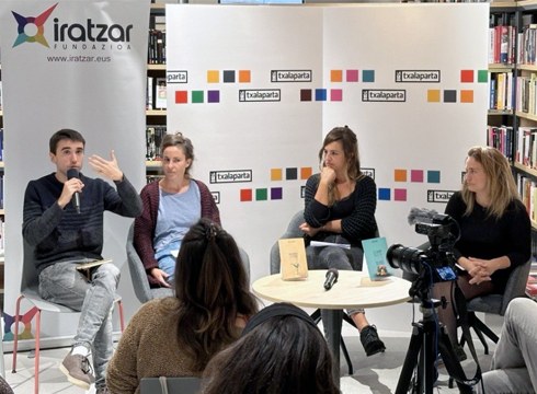 Jokin Bergarak ‘Adaxka lehorrak’ liburuxka kaleratu du