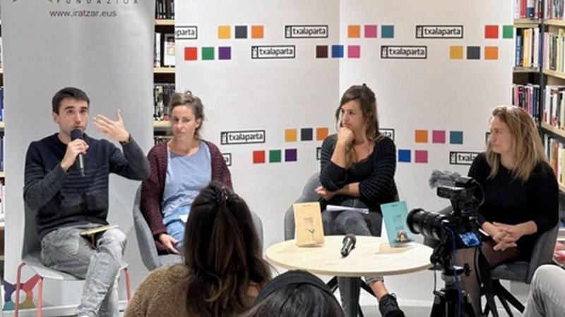 Jokin Bergarak ‘Adaxka lehorrak’ liburuxka kaleratu du