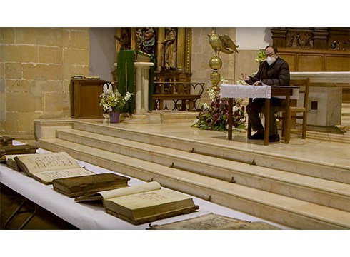 Jon Bagues musikologoak San Andres elizan dagoen XVII. mendeko kantu-liburuari buruzko hitzaldia eskaini du [BIDEOA]