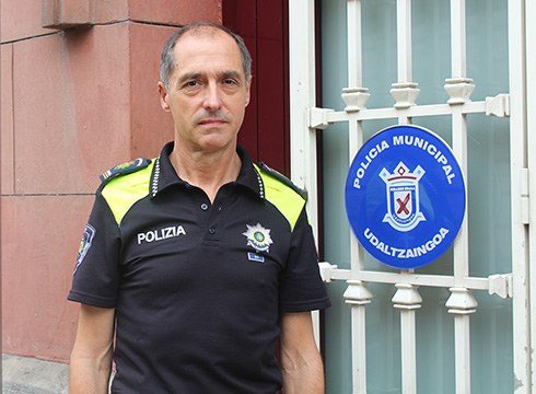 Jon Kruzelaegi, udaltzainburua: “Pozik handiena norbaiti lagundu diotela ikustean hartzen dut”