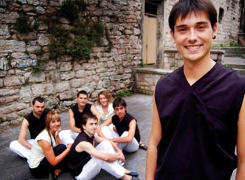 Jon Maya, dantzari eta koreografoa: "'1937 Gogoaren Bidezidorretatik' ikuskizun kutunetarikoena dugu"