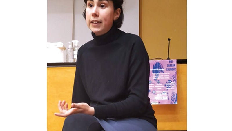 Jone Arrazola (Emagin Elkartea): “Behar-beharrezkoa da gizonak inplikatzea zaintza-sistema eraldatu nahi badugu”