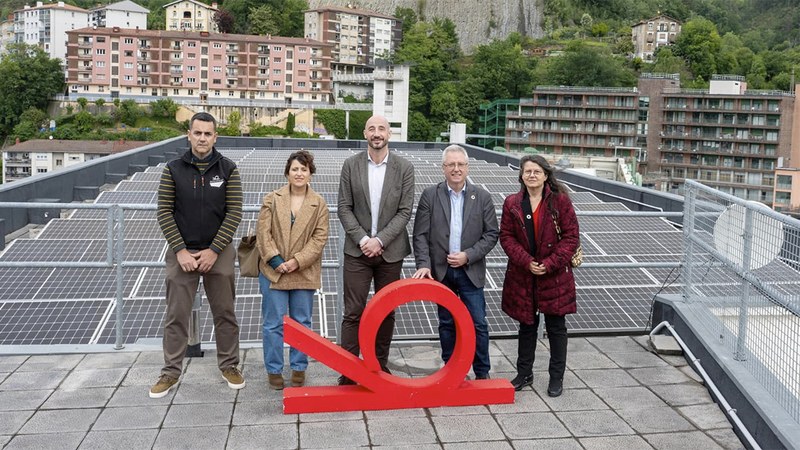Jose Ignacio Asensio Jasangarritasun diputatuak Armeria Eskolako autokontsumorako instalazio fotovoltaiko berria bisitatu du