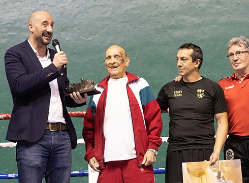 Jose Perez "El Tigre" boxeolari ohia omendu zuten Astelenako jaialdian