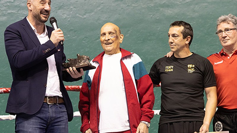 Jose Perez "El Tigre" boxeolari ohia omendu zuten Astelenako jaialdian