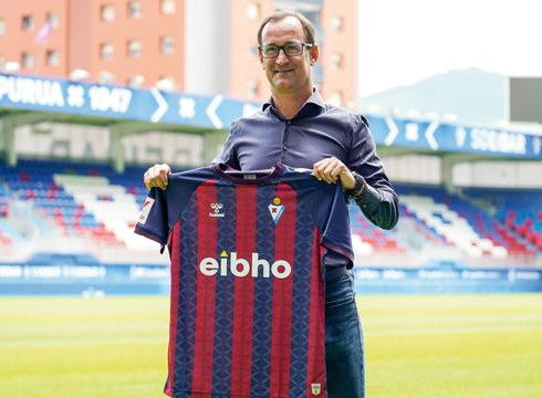 Joseba Etxeberria Eibar KE-ko entrenatzaileak “egon nahi” duen tokian dagoela dio