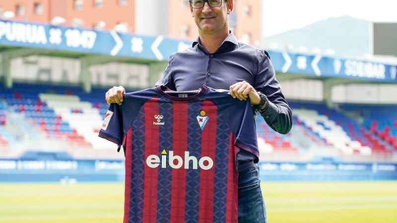 Joseba Etxeberria Eibar KE-ko entrenatzaileak “egon nahi” duen tokian dagoela dio