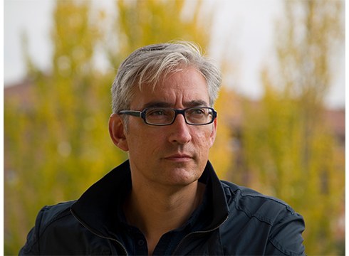 Joseba Lozano, idazlea: “Gizakiaren alderik onenak eta ilunenak azaleratzen ditu ‘Larrutik ordaindua’ eleberriak”