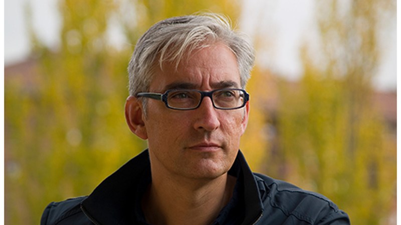 Joseba Lozano, idazlea: “Gizakiaren alderik onenak eta ilunenak azaleratzen ditu ‘Larrutik ordaindua’ eleberriak”