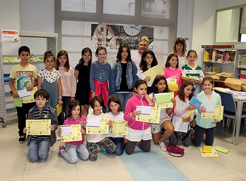 Juan San Martin liburutegiak martxan izan dituen lehiaketen sariak banatu dituzte