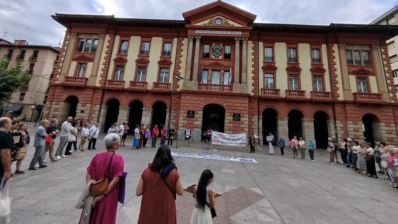 Juana Rivas eta Daniel bere semeari babesa erakutsi zioten atzo Untzaga plazan