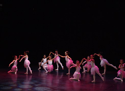 Juanita anderearen omenez dantzan