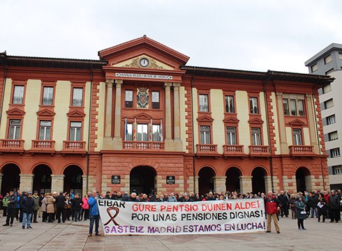 Jubilatu eta pentsiodunek manifestazioa egin dute euren borrokak urtebete egin duela gogoratzeko