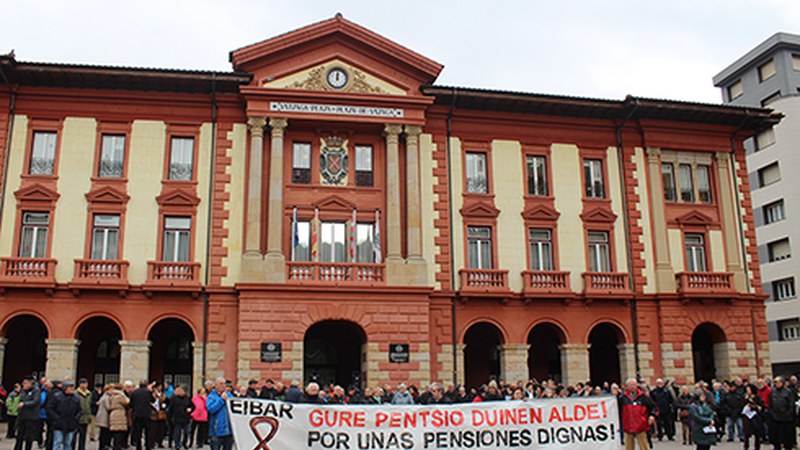 Jubilatu eta pentsiodunek manifestazioa egin dute euren borrokak urtebete egin duela gogoratzeko