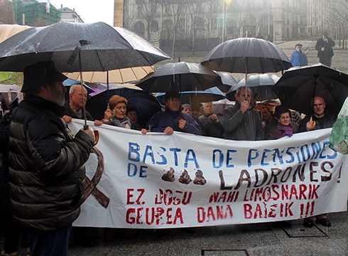 Jubilatuek pentsio duinak eskatzeko kontzentrazioa eta manifestazioa egin dute