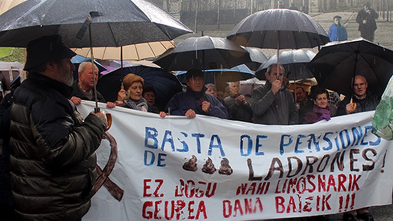 Jubilatuek pentsio duinak eskatzeko kontzentrazioa eta manifestazioa egin dute
