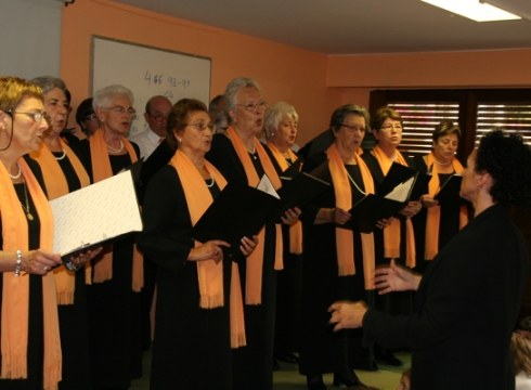 Jubilatuen abesbatzen topaketa Coliseoan