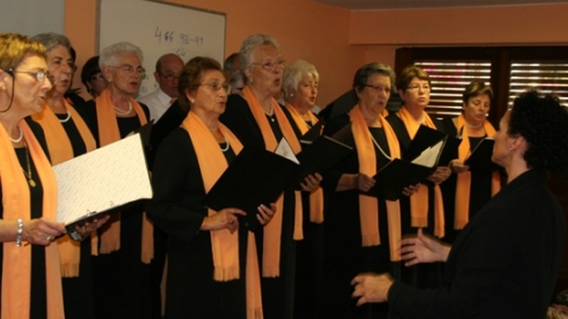 Jubilatuen abesbatzen topaketa Coliseoan